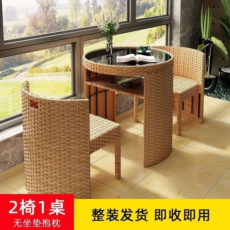 Outdoor Furniture Rattan - ชุดโต๊ะและเก้าอี้ระเบียงกลางแจ้งดีไซน์สร้างสรรค์ 3 ชิ้น โต๊ะกาแฟหวายพร้อมเก้าอี้สองตัวสำหรับพักผ่อนในลานบ้าน ขนาดเล็ก ใหม่